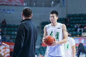 开云体育下载网址-张镇麟将加盟上海！媒体人：当年辽篮球员想走不易 现在时代变了