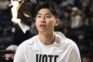 去年遭遇左膝前十字韧带撕裂！崔永熙在训练中能完成扣篮了