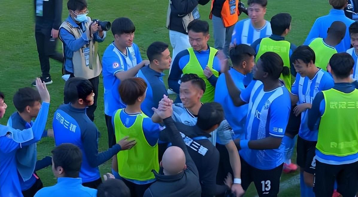 开云体育下载-贺惯刚正式加盟武汉三镇,就火线迎来新中卫搭档,曾是喀麦隆国脚